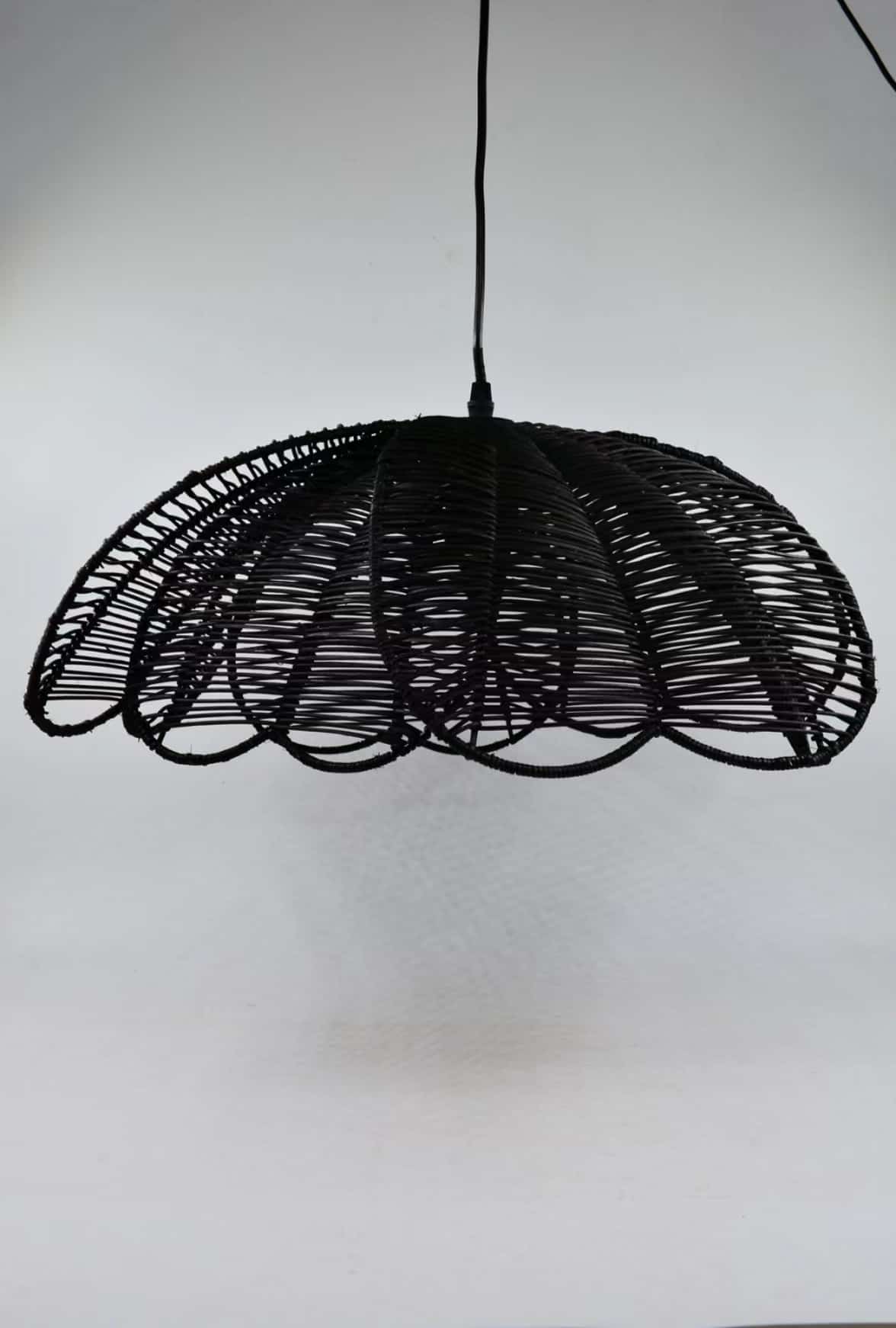 HTPL-2 musta kukkainen RIIPPUVALAISIN 49x20cm